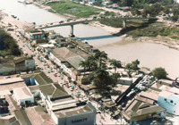 [Vista aérea da cidade : Rua Epaminondas Jácome :  Ponte Coronel Sebastião Dantas : Rio Acre] : Rio Branco, AC