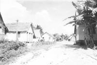 Vista da rua principal da Vila Japiim (AC)