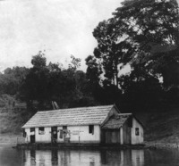 Casa flutuante à margem do Rio Amazonas (AM)