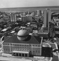 Vista do Teatro Amazonas, atrás prédios do centro de Manaus, e ao fundo Rio Negro (AM)
