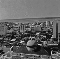 Prédios do centro comercial de Manaus, ao fundo o Rio Negro e cúpula do Teatro Amazonas (AM)