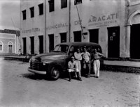Grupo de excursionistas do antigo CNG em frente a Prefeitura Municipal de Aracati (CE)