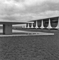 Colunas ao fundo do Palácio da Alvorada : Brasília (DF)