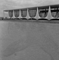 Colunas ao fundo do Palácio da Alvorada : Brasília (DF)
