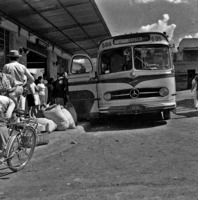 Estação rodoviária de Anápolis vendo-se o ônibus que faz o trajeto de Anápolis/Brasília (GO)