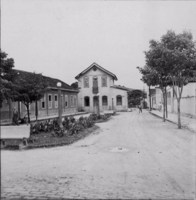 Casas antigas e construções recentes na cidade de Ubá (MG)