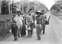 Seringueiros voltando do seu trabalho em Belterra (PA)