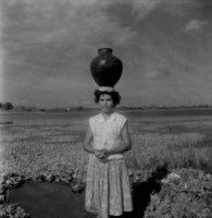 Mulher carregando água em uma bilha em Cajazeiras (PB)