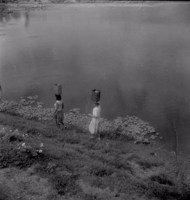 Mulheres carregando água no Açude Lagoa do Arroz : Município de Cajazeiras