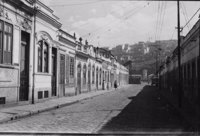 Rua transversal da Avenida Presidente Vargas, na Cidade Nova : linha central e morro São Diogo ao Fundo (RJ)