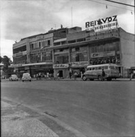 Casas comerciais perto do viaduto de Madureira (RJ)