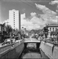 O Rio Piabanha já canalizado, edificações modernas na Av. 15 de Novembro : Petrópolis (RJ)