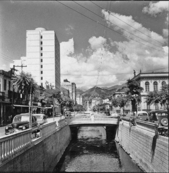 O Rio Piabanha já canalizado, edificações modernas na Av. 15 de Novembro : Petrópolis (RJ) - s.d.