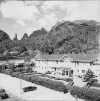 Vista panorâmica do Dedo de Deus e Nariz do Frade : no primeiro plano o Hotel Higino, um dos mais antigos da região : Teresópolis (RJ)