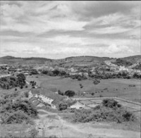 Cidade de Miracema, vendo-se a parte central ao fundo do vale, começando a ganhar as encostas (RJ)