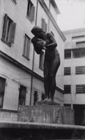 Estátua de uma mulher, de pé, beijando um bebê (RJ)