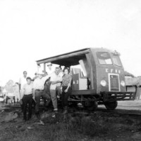 Comitiva do Instituto Brasileiro de Geografia (IBG) junto a uma automotriz da Estrada de Ferro Madeira-Mamoré (RO)