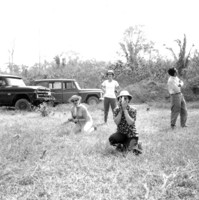 Geógrafos do Instituto Brasileiro de Geografia (IBG) na colônia agrícola de Iatá (RO)