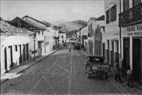 Aspecto da Rua Manuel de Aguiar, na cidade de Bananal : Sobrados antigos : Casas de comércio (SP)