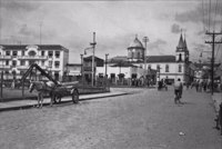 Esquina da Praça Raul Chaves com Conde Frontim, vendo-se a Igreja da Santíssima Trindade na cidade de Jacareí (SP)