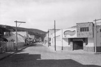 Rua Coronel Pedro Penteado, vendo-se o moderno Cine-Rádio em Serra Negra (SP)