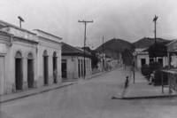 Pequena cidade de Monte Alegre do Sul. Casas antigas e ruas sem calçamento (SP)