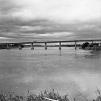 Ponte sobre o rio Ribeira na cidade de Registro : excursão à região sul, 1972 (SP)