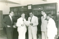 Censo de 1940 : entrega do Boletim de Família ao Secretário da Viação e Obras Públicas da Bahia, Delsuc Moscoso