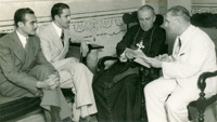Censo de 1940 : entrega do Boletim de Família ao Arcebispo da Bahia, Dom Augusto Álvaro da Silva