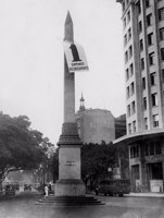 Obelisco na Avenida Rio Branco com propaganda do censo de 1940