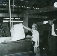Censo de 1960 : máquina tritura material utilizado no censo para garantia de sigilo