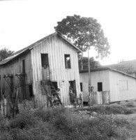 Casa de madeira, construção típica da região em Manaus (AM)