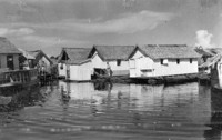 Casas flutuantes à margem do Rio Negro em Manaus (AM)