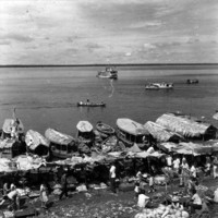 Rio Negro  vendo-se embarcações ao lado do mercado de Manaus (AM)