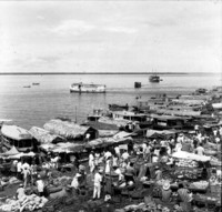 Embarcações à margem do Rio Negro em Manaus (AM)
