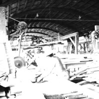 Interior da Serraria I.B. SABBA vendo-se trabalhadores em Manaus (AM)