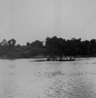 Rio Negro, detalhe embarcação e mata no município de Apuã (AM)