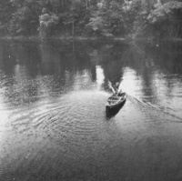 Caboclo na canoa com apetrechos de caça e pesca no Rio Negro no município de Tauapecaçu (AM)