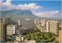 Praça Serra Lima : Banco de Crédito Real de Minas Gerais S.A. : vista panorâmica da cidade : Pico do Ibituruna : Governador Valadares, MG