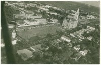 Vista [aérea] da cidade : Avenida Getúlio Vargas : Catedral de Santo Antônio : Patos de Minas, MG