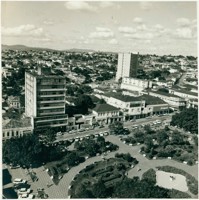 Praça Monsenhor Messias Bragança : Edifício Abraão Jabur : Grande Hotel : Arapuã : [vista aérea da cidade] : Passos, MG