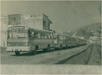 Avenida João Pinheiro : [Ônibus da] Transportes Cisne Ltda. : [vista panorâmica da cidade] : Itabira (MG)