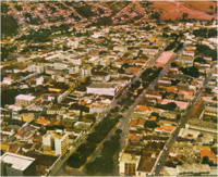 [Vista aérea da cidade : Avenida Rio Branco : Praça da Avenida Rio Branco] : Varginha (MG)