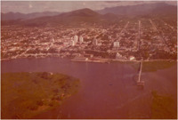 [Rio Paraguai] : [estação de captação de água] : vista aérea [da cidade : Porto de Corumbá : Trapiche da Alfândega]: Corumbá, MS