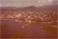 [Rio Paraguai : estação de captação de água] : vista aérea [da cidade :  Porto de Corumbá : Trapiche da Alfândega] Corumbá, MS