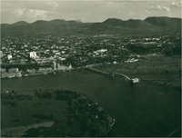 [Rio Paraguai] : [estação de captação de água] : vista aérea [da cidade : Porto de Corumbá : Trapiche da Alfândega] : Corumbá, MS