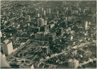 [Vista aérea da cidade: Praça Santos Andrade : Universidade Federal do Paraná] : Curitiba, PR