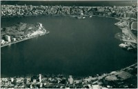 [Vista aérea da cidade] : Lagoa Rodrigo de Freitas : Rio de Janeiro (RJ)