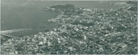 [Vista aérea da cidade : Rio Macaé : Oceano Atlântico] : Macaé, RJ