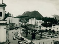 [Praça Demerval Barbosa Moreira : Grupo Escolar Ribeiro de Almeida : vista panorâmica da cidade] : Nova Friburgo, RJ
